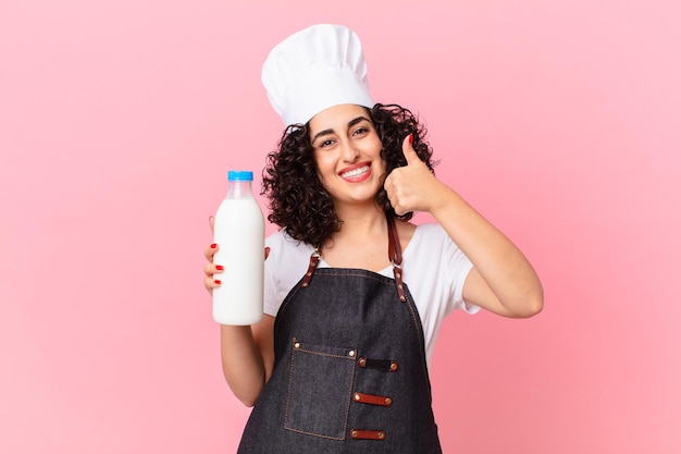 Mulher bonita chef árabe com uma garrafa de leite