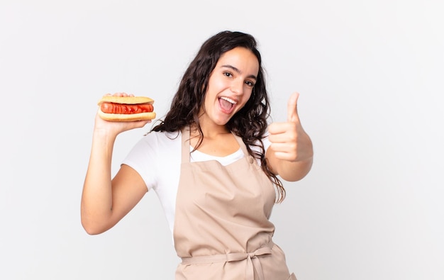 Mulher bonita chef com um cachorro-quente