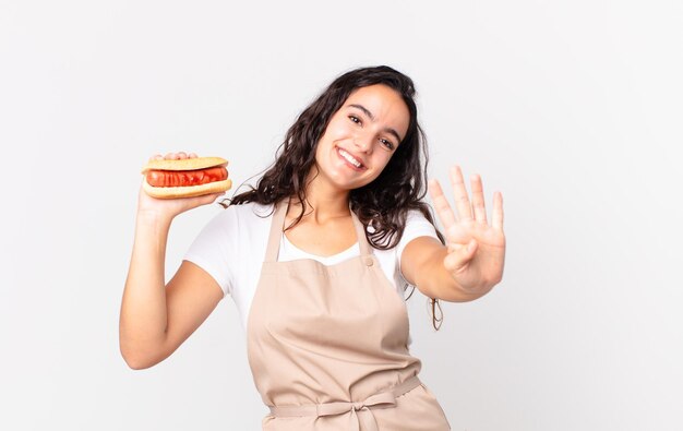 mulher bonita chef com um cachorro-quente