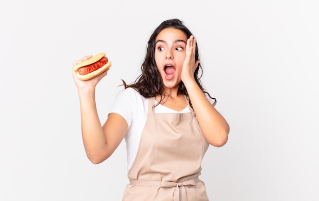 mulher bonita chef com um cachorro-quente