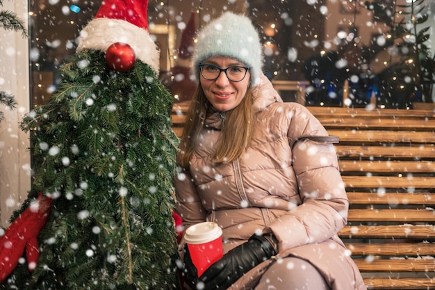 Mulher bonita com abeto decorado manequim natal feriados ano novo ou conceito de natal