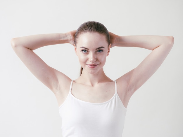 Mulher bonita com axilas, depilação corporal, braços com a beleza feminina