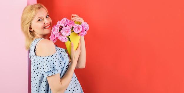 Mulher bonita com buquê de flores menina sorridente com buquê de rosas mulher sexy em vestido de verão