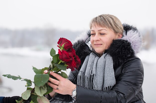 Mulher bonita com buquê de rosas vermelhas no dia dos namorados