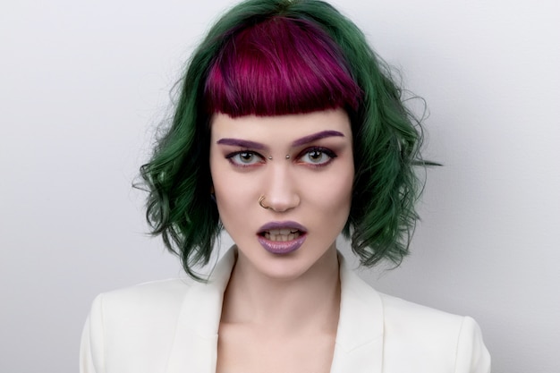 Mulher bonita com cabelo colorido profissional verde roxo