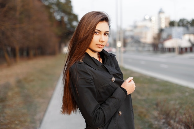 Mulher bonita com cabelo comprido andando na primavera