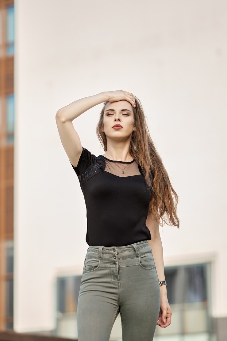 Foto mulher bonita com cabelo comprido de frente para o sol