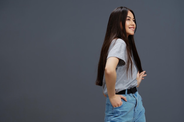 Mulher bonita com cabelo comprido em uma camiseta cinza gesticulando com fundo isolado de mãos