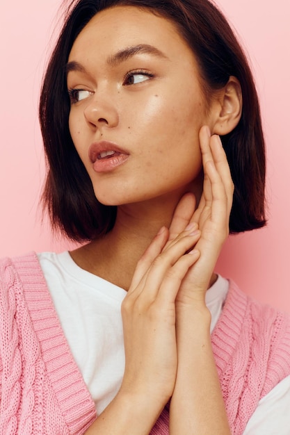 Mulher bonita com cabelo curto e um suéter rosa Estilo de vida inalterado