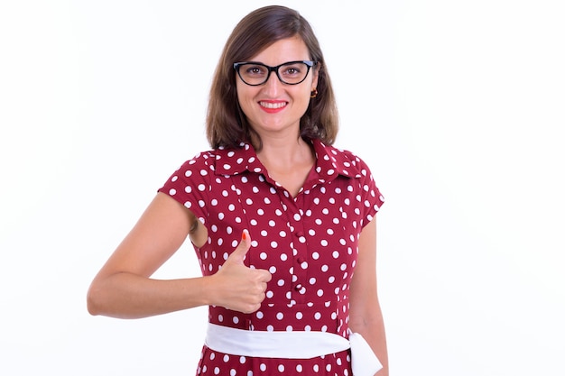 Mulher bonita com cabelo curto usando óculos isolados contra uma parede branca