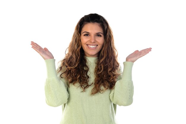 Mulher bonita com cabelo ondulado isolado em uma parede branca