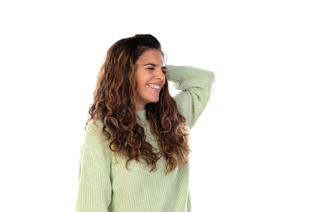 Mulher bonita com cabelo ondulado isolado no branco