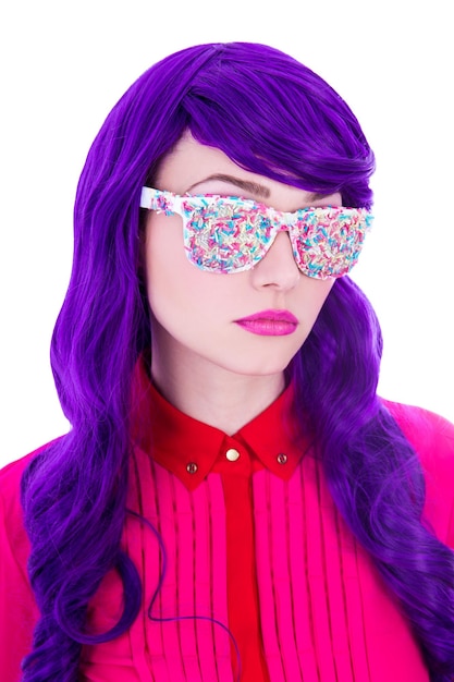 Foto mulher bonita com cabelo roxo e óculos cobertos por doces de açúcar coloridos isolados no fundo branco