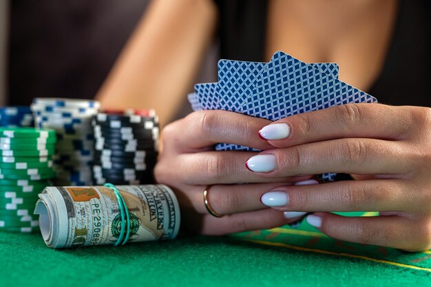 Mulher bonita com cartas de pôquer está jogando baixo no pôquer