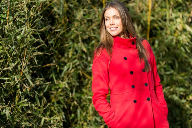 Mulher bonita com casaco vermelho