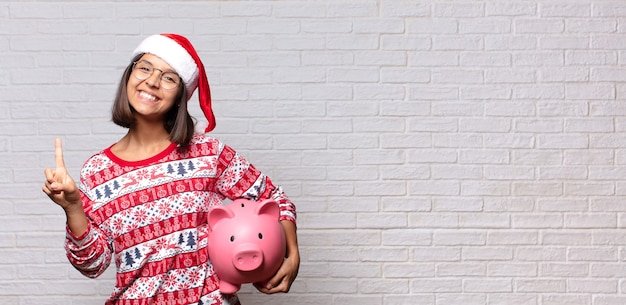 Foto mulher bonita com chapéu de papai noel