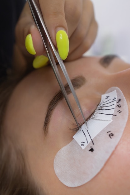 Mulher bonita com cílios longos em um salão de beleza procedimento de extensão de cílios cílios close-up