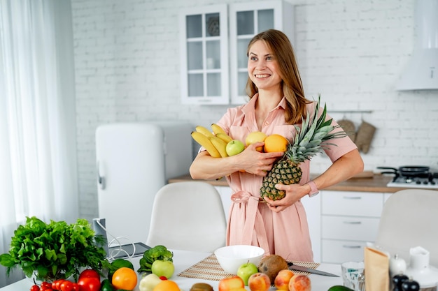 Mulher bonita com comida vegetariana Mulher jovem e atraente segurando legumes saborosos