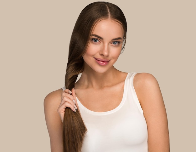 Mulher bonita com estilo casual de beleza de cauda de cabelo longo e saudável. Cor de fundo marrom