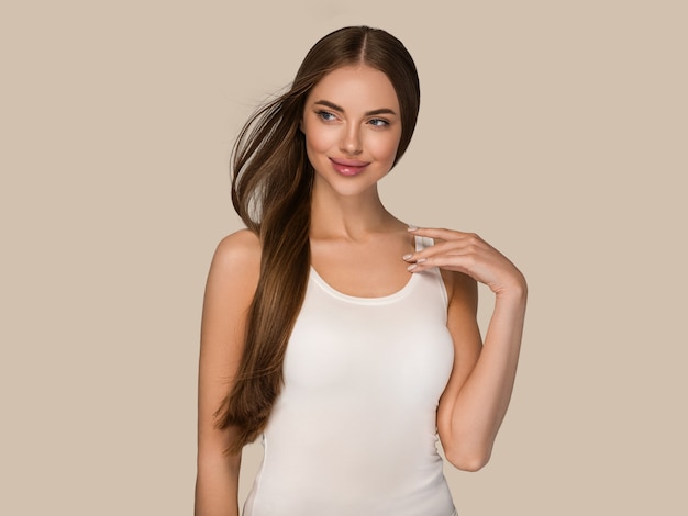 Mulher bonita com estilo casual de beleza de cauda de cabelo longo voador. cor de fundo marrom