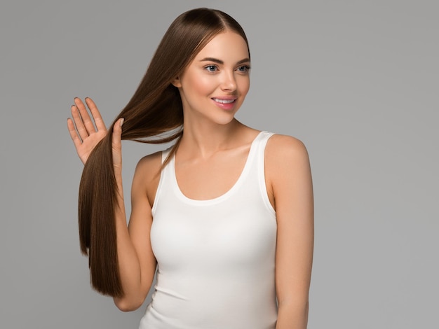 Foto mulher bonita com estilo casual natural de beleza de cabelo liso longa e saudável. cor de fundo cinza