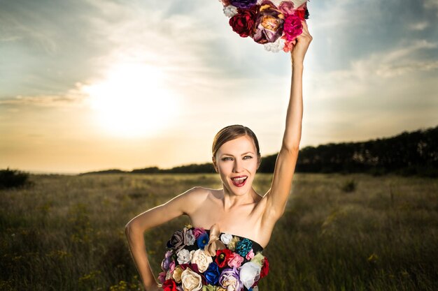 Foto mulher bonita com flores ao ar livre