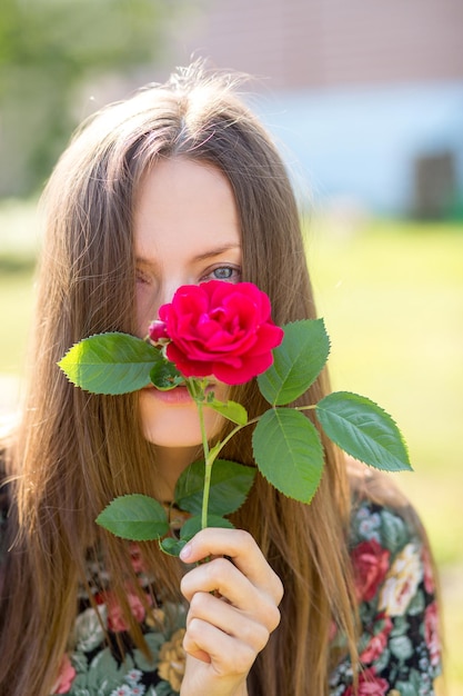 Foto mulher bonita com flores ao ar livre