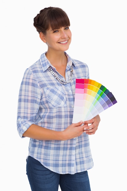 Foto mulher bonita com franja segurando gráficos de cores