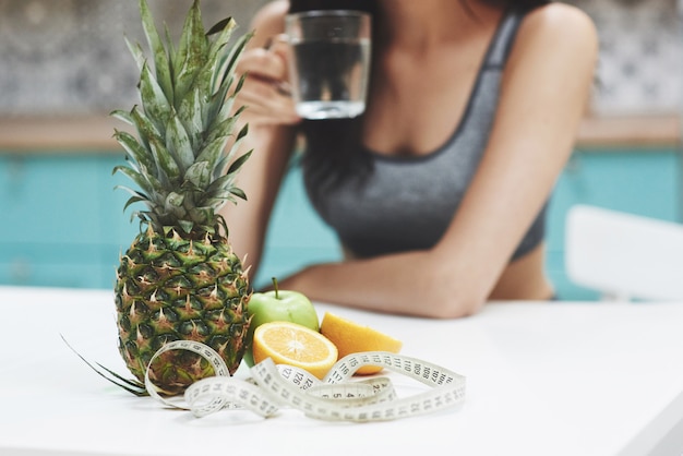 Mulher bonita com fruta comida saudável na cozinha