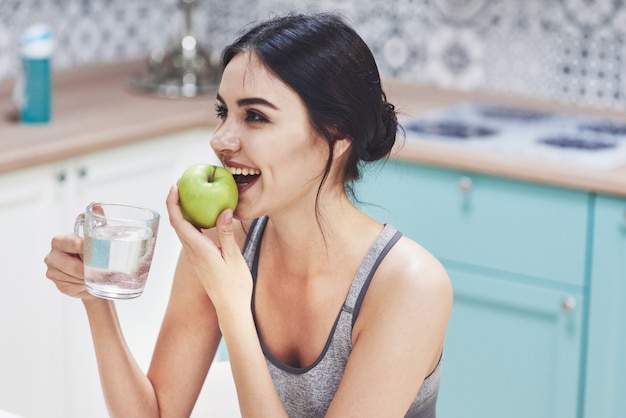 Mulher bonita com fruta comida saudável na cozinha