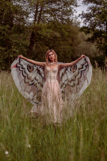Mulher bonita com grandes asas de borboleta