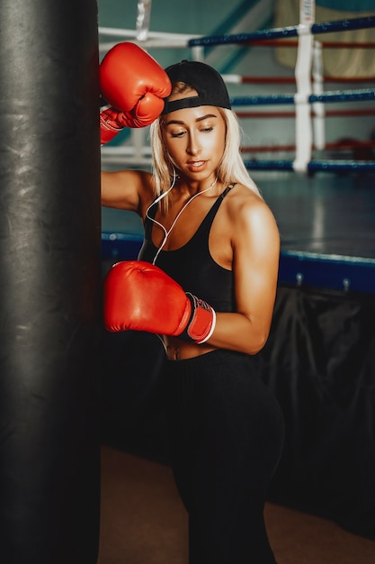 Mulher bonita com luvas de boxe vermelhas