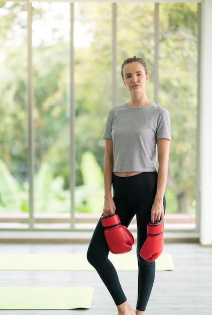 Mulher bonita com luvas de boxe vermelhas