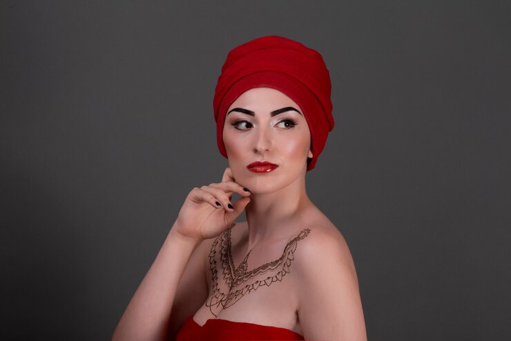 Foto mulher bonita com maquiagem árabe, lábios vermelhos e cachos. rosto bonito.