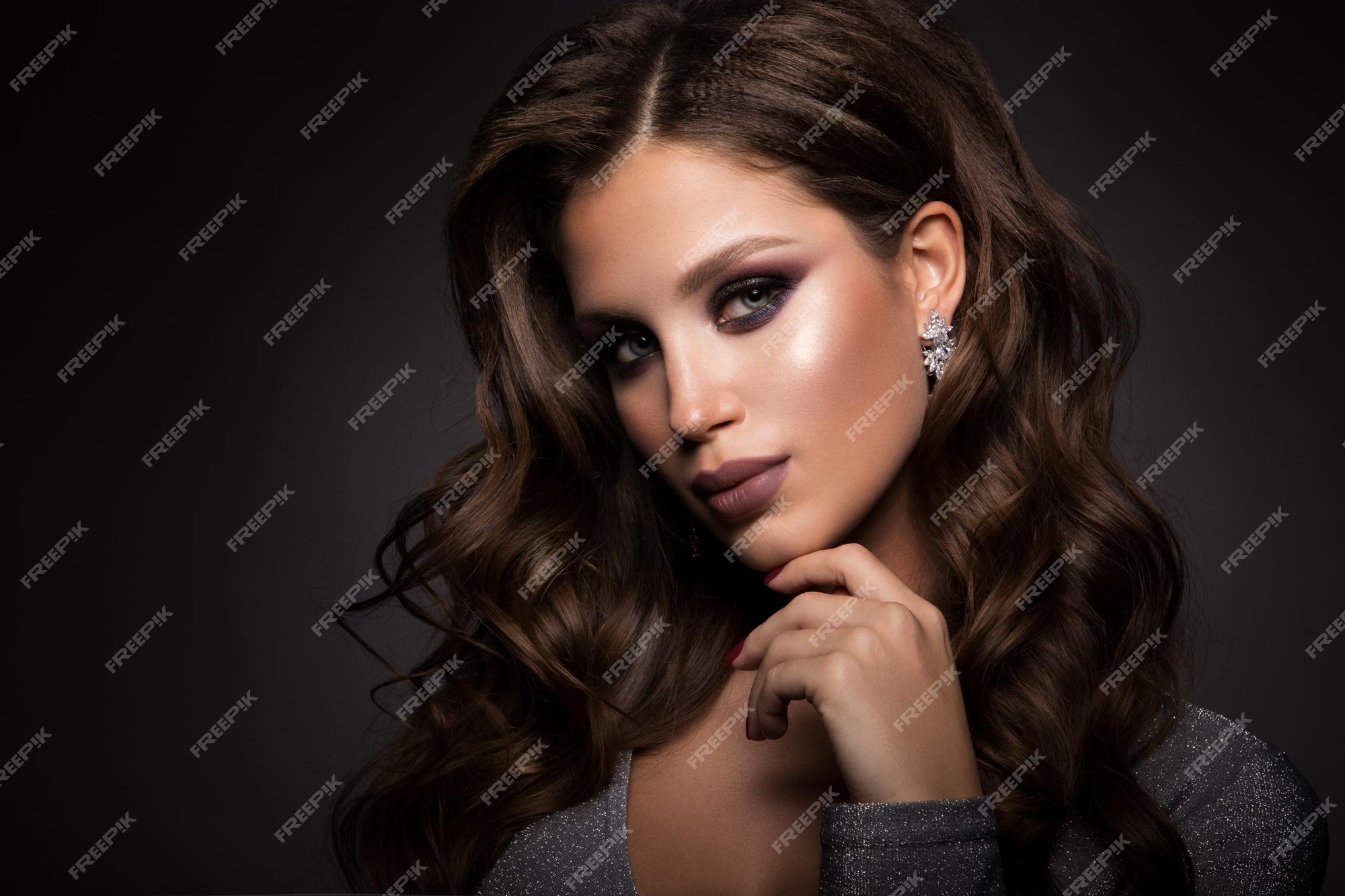 linda mulher com um lindo cabelo cacheado e maquiagem profissional 16236571  Foto de stock no Vecteezy