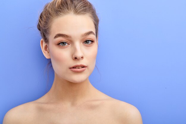 Bonita Face De Uma Jovem Com a Maquiagem Azul Dos Olhos Foto de