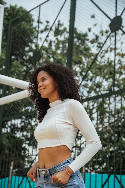 Mulher bonita com pele escura e encaracolada