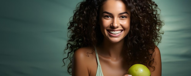 Foto mulher bonita com pele exótica e cabelo encaracolado em fundo azul com espaço de cópia