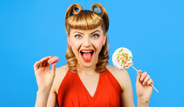 Mulher bonita com penteado de moda com pirulito e biscoitos doces e confeitaria