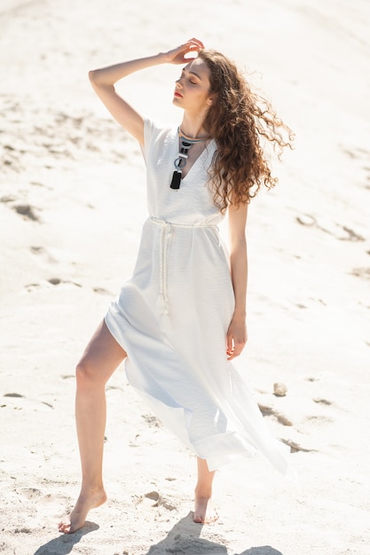 Mulher bonita com roupas de verão na praia