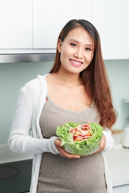 Mulher bonita com salada