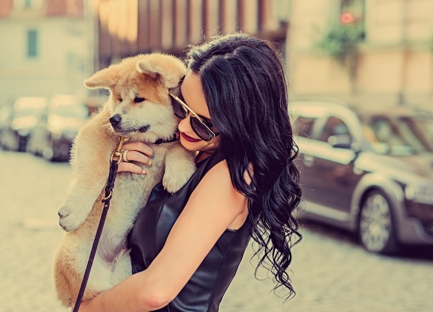 Mulher bonita com seu cachorro fofo ao ar livre