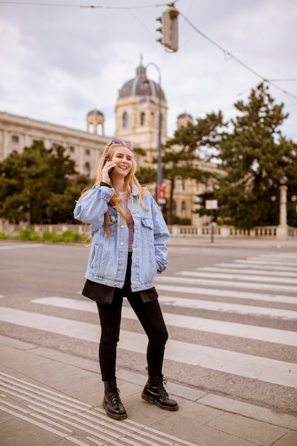 Mulher bonita com telefone celular nas ruas de Viena, Áustria