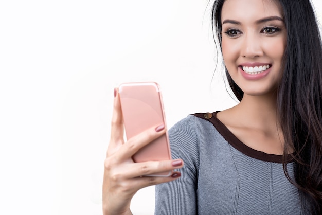 Mulher bonita com telefone inteligente em fundo branco