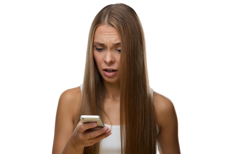 Foto mulher bonita com telefone móvel