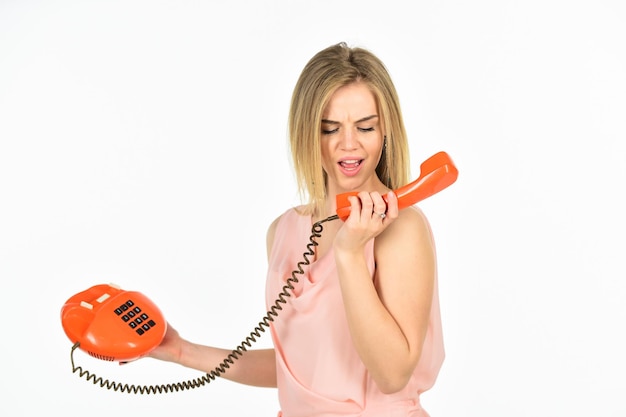 Mulher bonita com telefone retrô conversa telefônica de tecnologia moderna e vintage com amigo mulher alegre falando na conexão e comunicação de telefone fixo