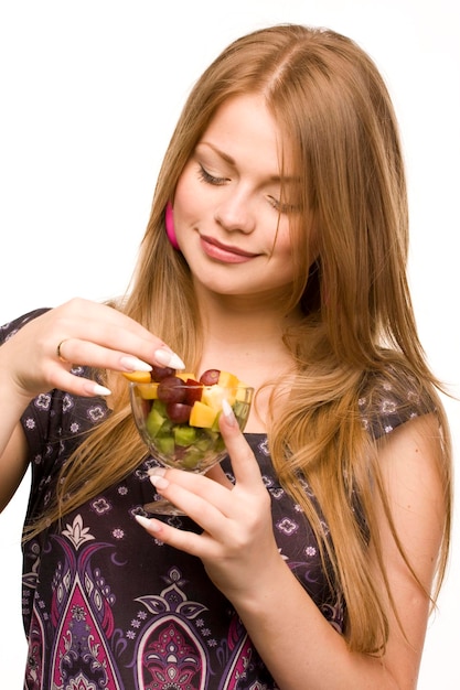 Mulher bonita com tigela de vidro de salada de frutas