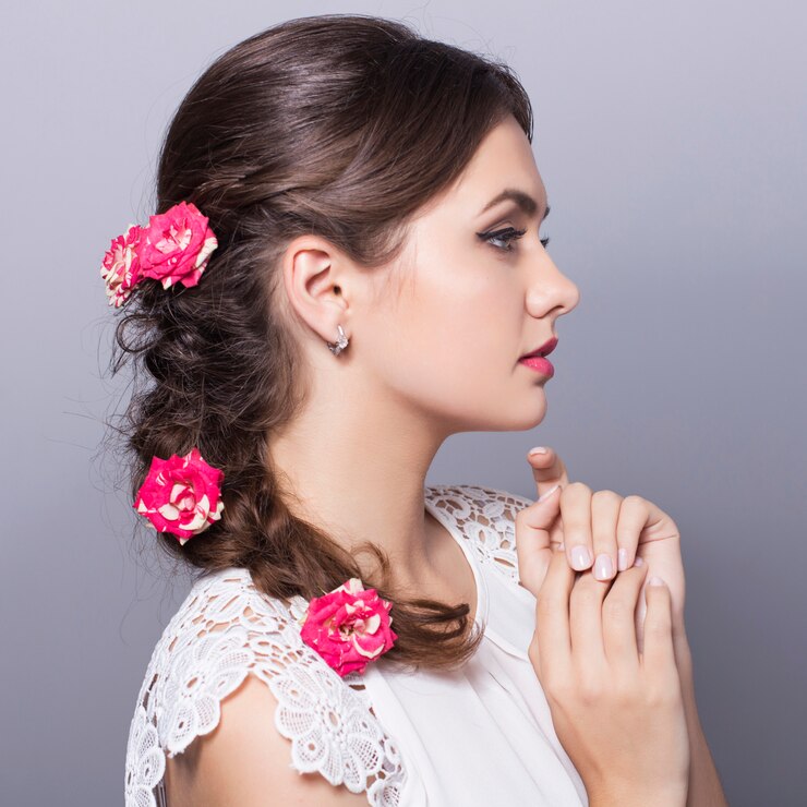 Mulher bonita com tranças penteado e flores