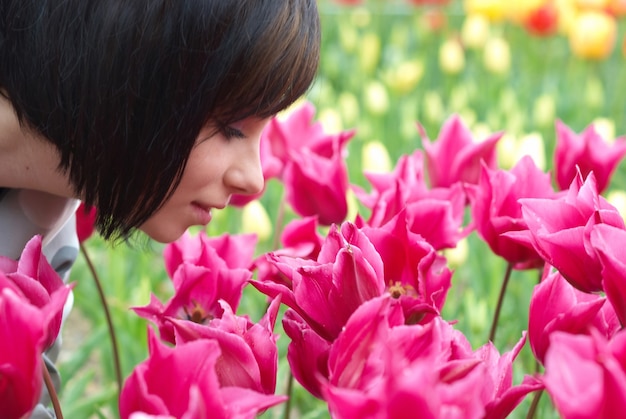 Mulher bonita com tulipas com fundo suave