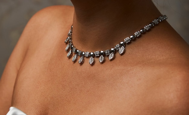 Mulher bonita com um colar, beleza e acessórios. Colar de diamante no pescoço de uma mulher, close-up